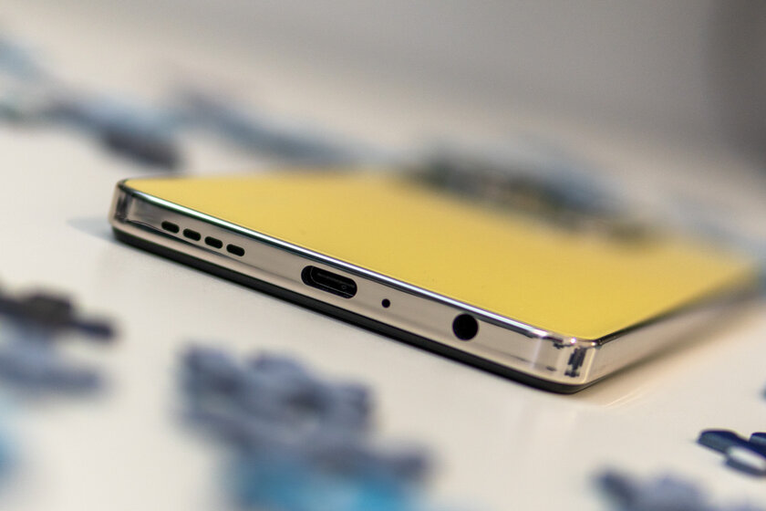 Самый дешёвый смартфон для игр с гироскопом и хорошим Wi-Fi? Обзор Infinix HOT 40 Pro — Внешний вид. 2