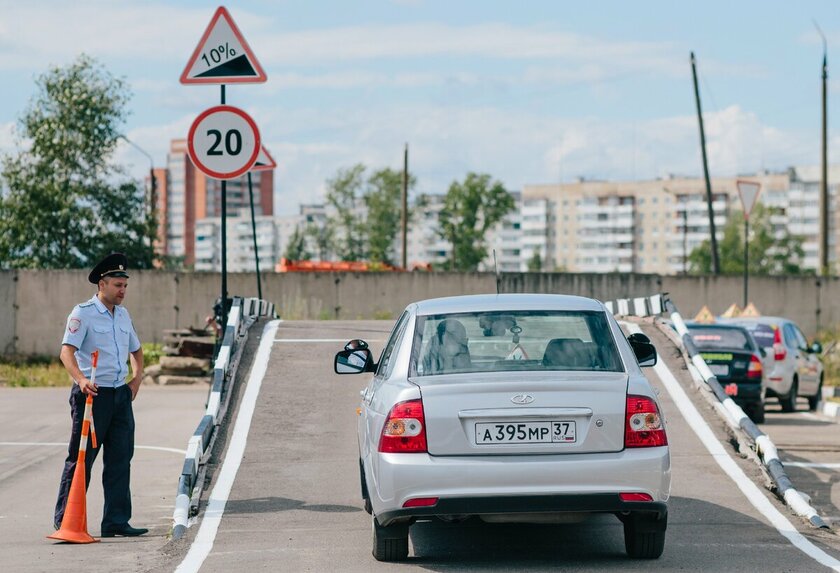 Инструкторы без педалей, больше ошибок и пересдача раз в полгода: в России меняют процесс получения прав