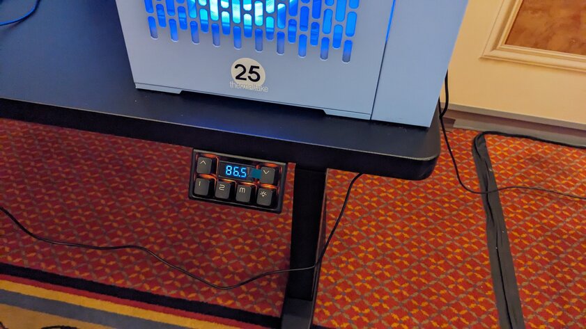 Thermaltake представила идеальный геймерский стол: с настройкой высоты и встроенной механической клавиатурой