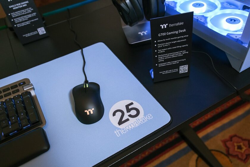 Thermaltake представила идеальный геймерский стол: с настройкой высоты и встроенной механической клавиатурой