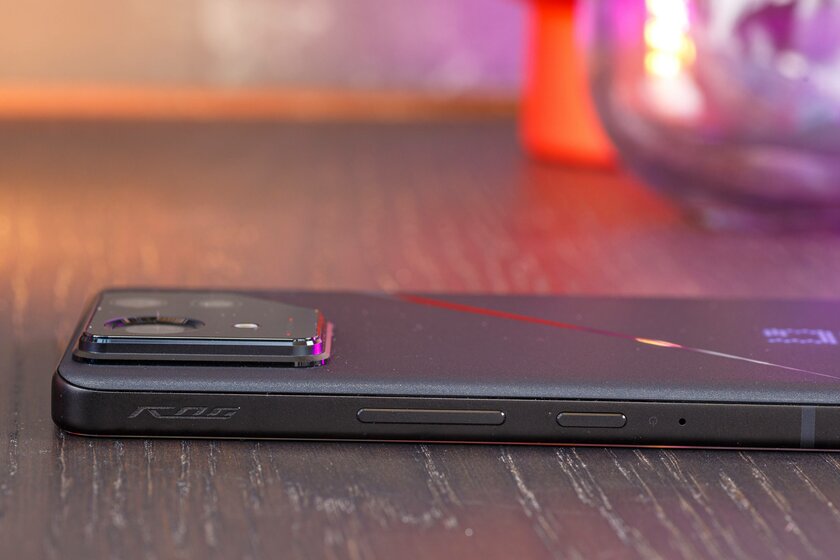 Этот геймерский смартфон хочется купить вместо обычного. Обзор ASUS ROG Phone 8 (Pro) — Дизайн. 19
