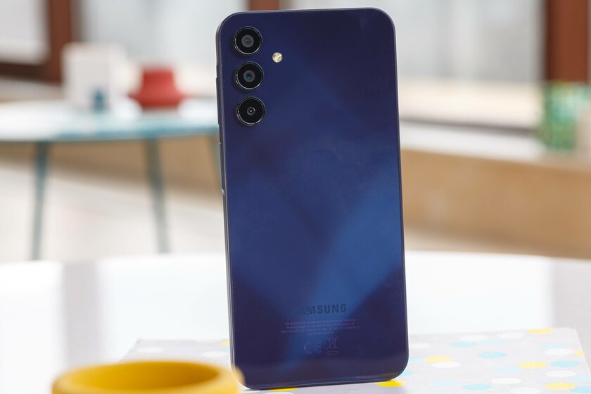 Дешёвый Samsung с полноценной, а не урезанной прошивкой — топ? Обзор Galaxy A15 (4G) — Дизайн. 2