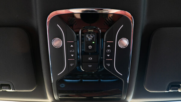 Когда младший лучше старшего. Тест-драйв кроссовера Jetour X70 Plus — Панорамная крыша с люком. 3