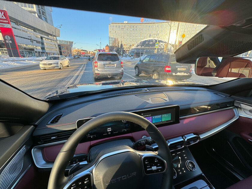 Когда младший лучше старшего. Тест-драйв кроссовера Jetour X70 Plus — Обзорность с водительского кресла. 1