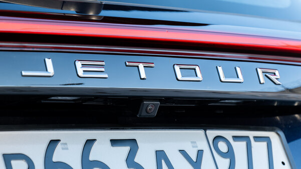 Когда младший лучше старшего. Тест-драйв кроссовера Jetour X70 Plus — Внешний вид Jetour X70 Plus. 15