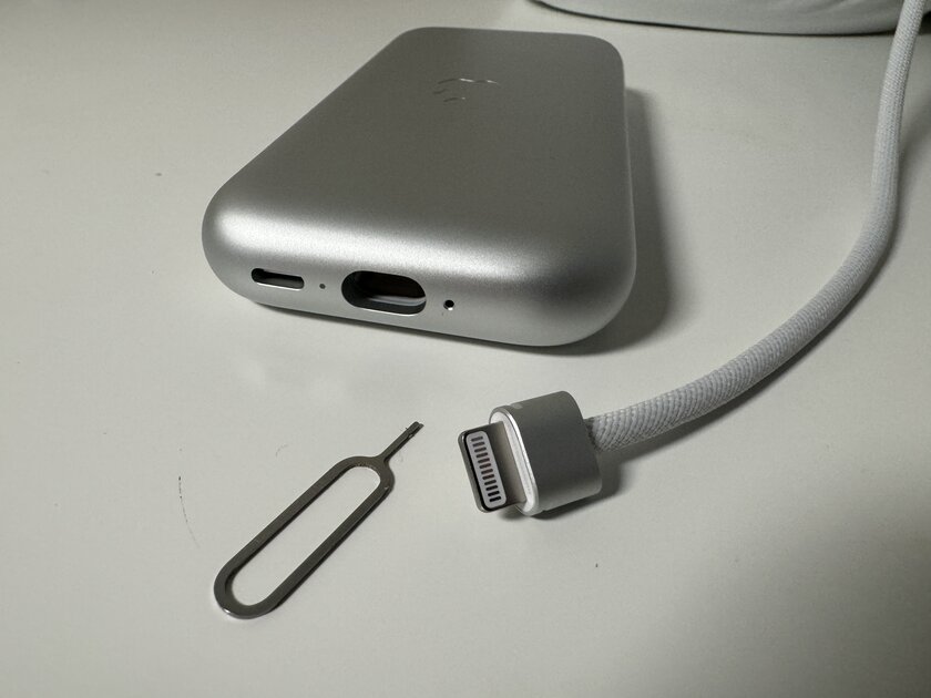 Посмотрите на монстра: Apple обхитрила Евросоюз и встроила гигантский Lightning в батарею Vision Pro