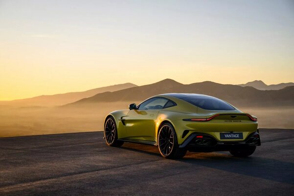 Представлен Aston Martin Vantage 2025: он получил ошеломляющий 656-сильный двигатель V8