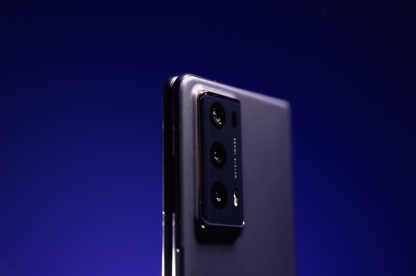 Как удалось сделать HONOR Magic V2 таким тонким: вся хитрость в батарее
