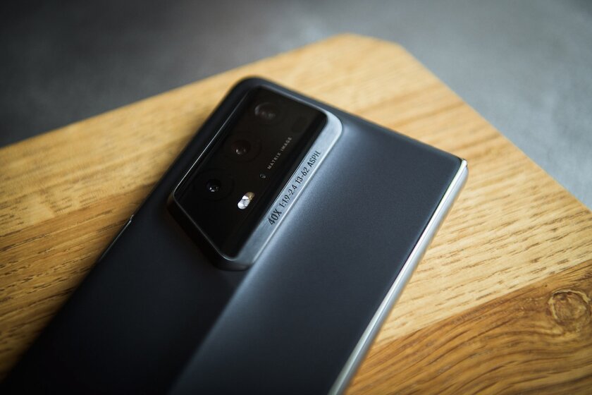 Смотрю на Porsche-смартфон от HONOR: каково с люксом в руках