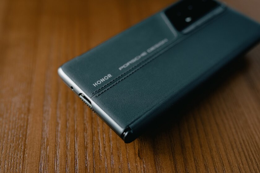 Смотрю на Porsche-смартфон от HONOR: каково с люксом в руках