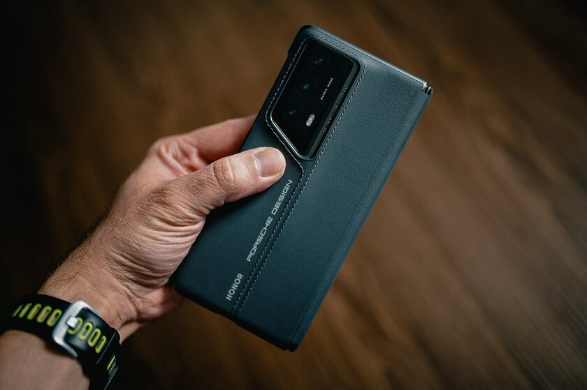 Смотрю на Porsche-смартфон от HONOR: каково с люксом в руках