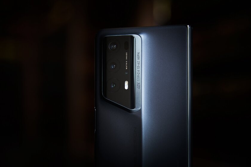 Смотрю на Porsche-смартфон от HONOR: каково с люксом в руках