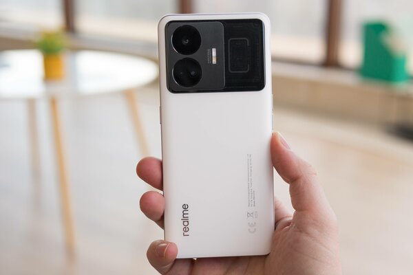 Рейтинг лучших смартфонов до 50 000 рублей: какой купить в марте 2024 — 4. Realme GT3 (16 / 1024 ГБ). 1