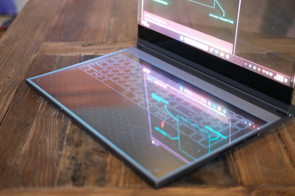 Прозрачный корпус, клавиатура-проектор и камера с ИИ: Lenovo показала ноутбук, как в фильмах про будущее