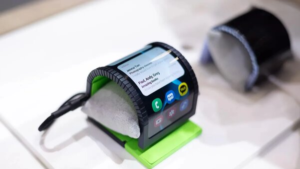 Samsung показала концепт гибкого смартфона, его можно носить на запястье