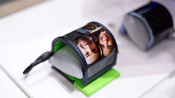 Samsung показала концепт гибкого смартфона, его можно носить на запястье