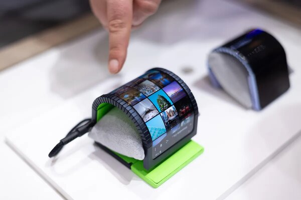 Samsung показала концепт гибкого смартфона, его можно носить на запястье