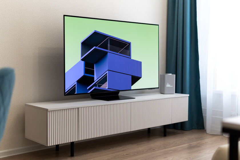 Настолько тонкий OLED-телевизор, что разъёмы вынесли отдельно. Обзор Samsung S95C