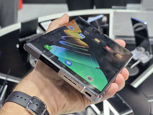 TECNO показала Phantom Ultimate: смартфон с выдвижным экраном