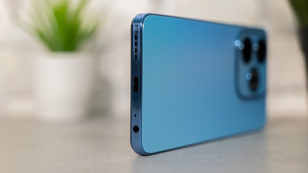 Смартфон для школьников и студентов. Обзор Infinix HOT 40i — Внешний вид и комплектация. 2