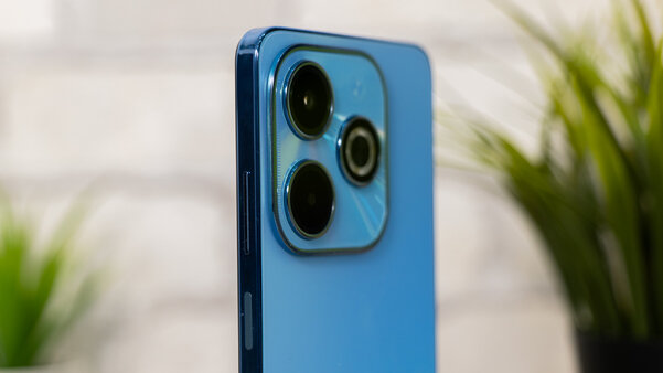 Смартфон для школьников и студентов. Обзор Infinix HOT 40i — Внешний вид и комплектация. 3