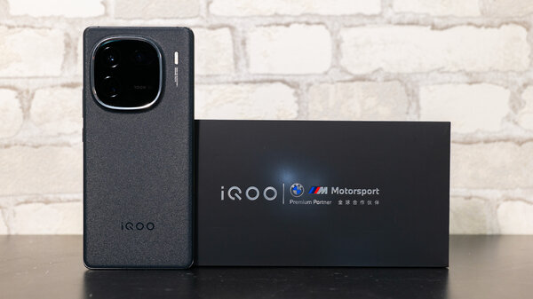 Обзор iQOO 12 Pro: мощнейший смартфон с крутой камерой в коллабе с BMW M Motorsport — Внешний вид и комплектация. 1