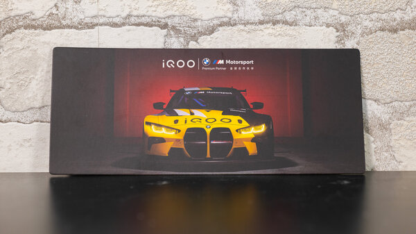 Обзор iQOO 12 Pro: мощнейший смартфон с крутой камерой в коллабе с BMW M Motorsport — Внешний вид и комплектация. 2