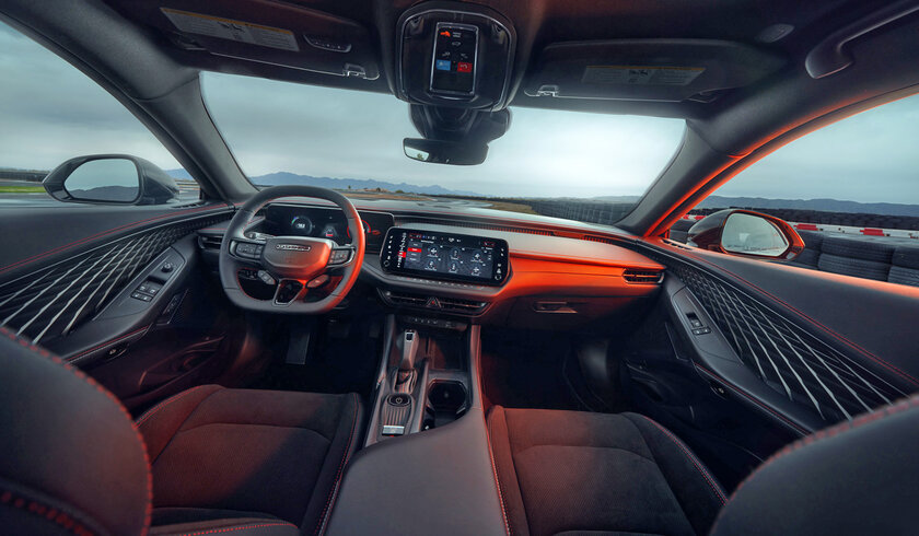 Dodge представила новый Charger: электрический, бензиновый и с необычным кузовом