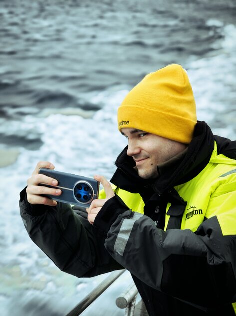 Приятный корпус, экран-водопад и достойная камера: первый взгляд на Realme 12 Pro+