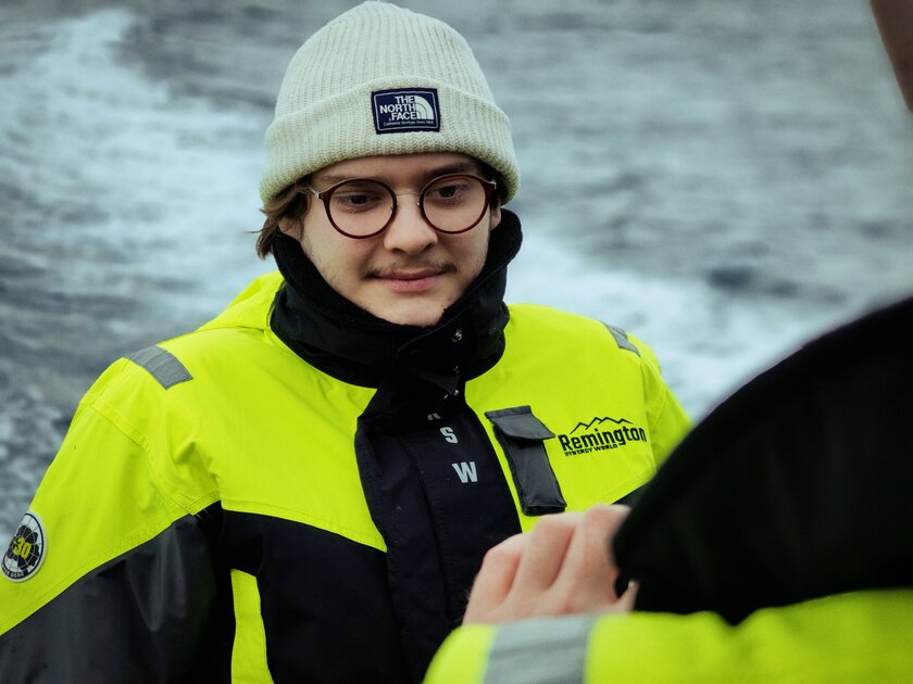 Приятный корпус, экран-водопад и достойная камера: первый взгляд на Realme 12 Pro+