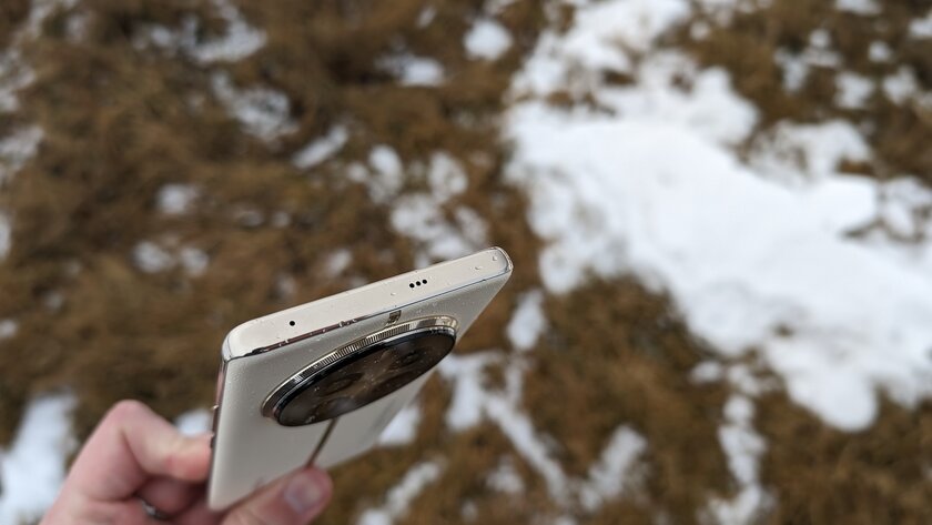 Приятный корпус, экран-водопад и достойная камера: первый взгляд на Realme 12 Pro+