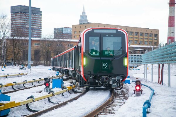 В столичном метро начал курсировать поезд «Москва-2024». Что в нём особенного