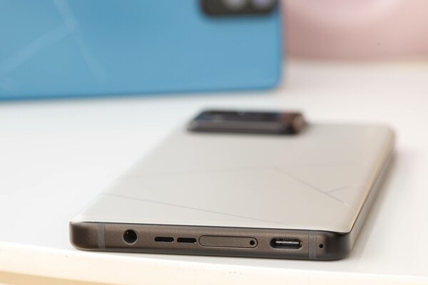 ASUS взяла игровой смартфон и сделала из него обычный. Обзор Zenfone 11 Ultra — Дизайн. 3