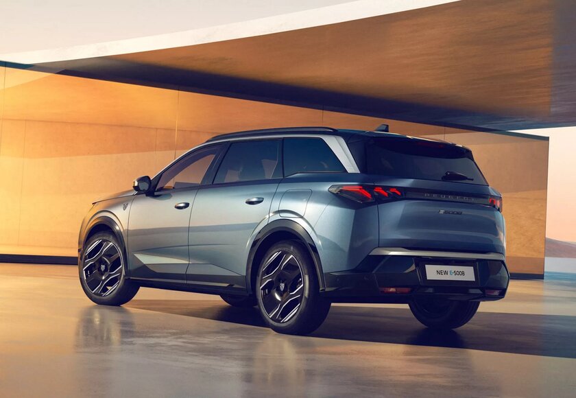 Peugeot представила флагманский кроссовер 5008: с изогнутым дисплеем и голосовым управлением