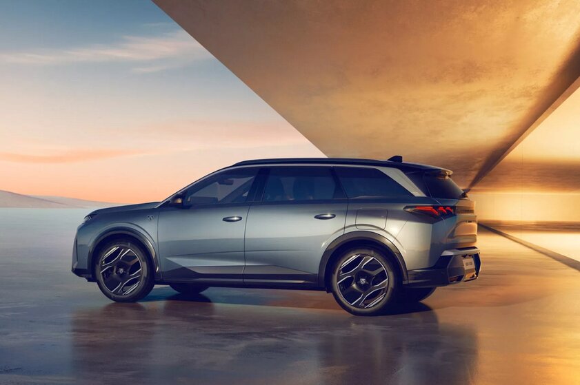 Peugeot представила флагманский кроссовер 5008: с изогнутым дисплеем и голосовым управлением