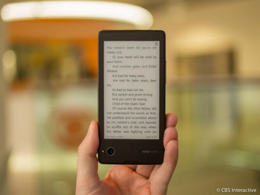 Обзор YotaPhone: интересный телефон, падающий под весом своих функций