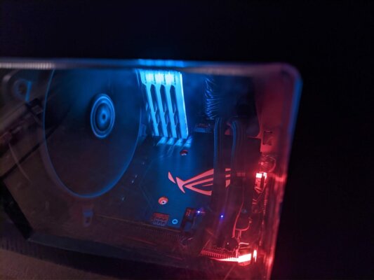 Опасная оперативка: RGB-подсветка оперативной памяти повреждает корпусы видеокарт, утверждают пользователи