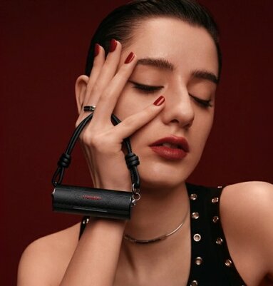 Оригинальный подарок женщине: Huawei представила наушники FreeBuds Lipstick 2 в виде помады-сумочки