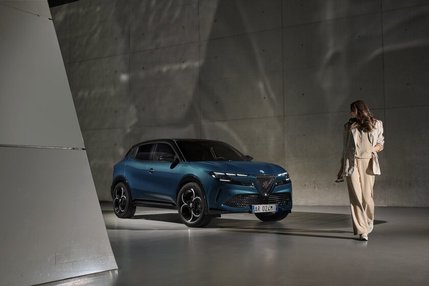 Alfa Romeo представила свой первый электрокар: компактный кроссовер с дерзким кузовом