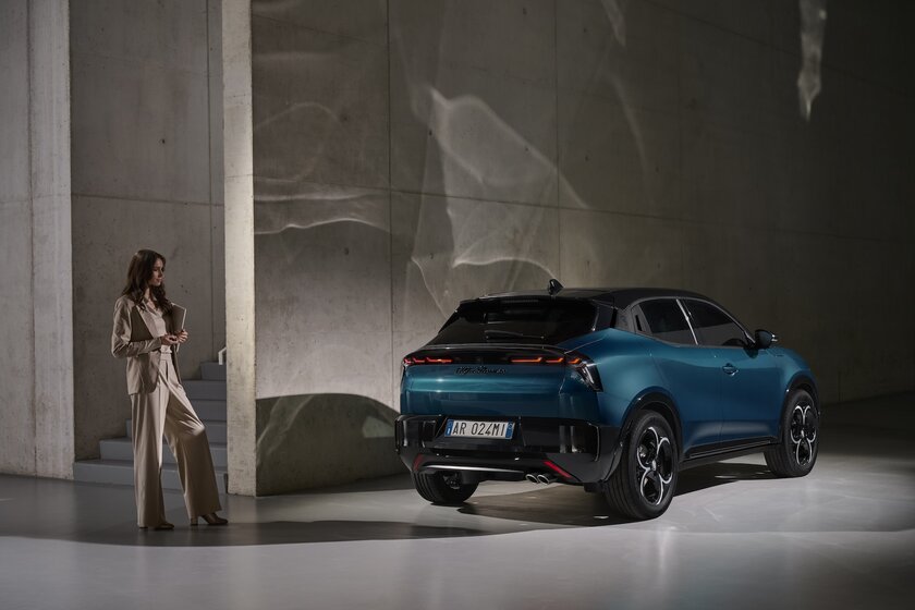 Alfa Romeo представила свой первый электрокар: компактный кроссовер с дерзким кузовом