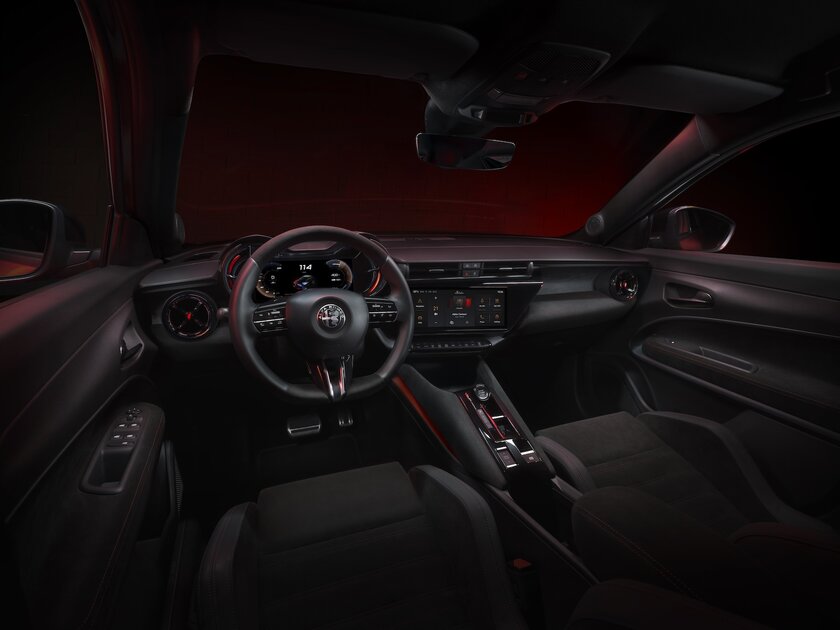 Alfa Romeo представила свой первый электрокар: компактный кроссовер с дерзким кузовом