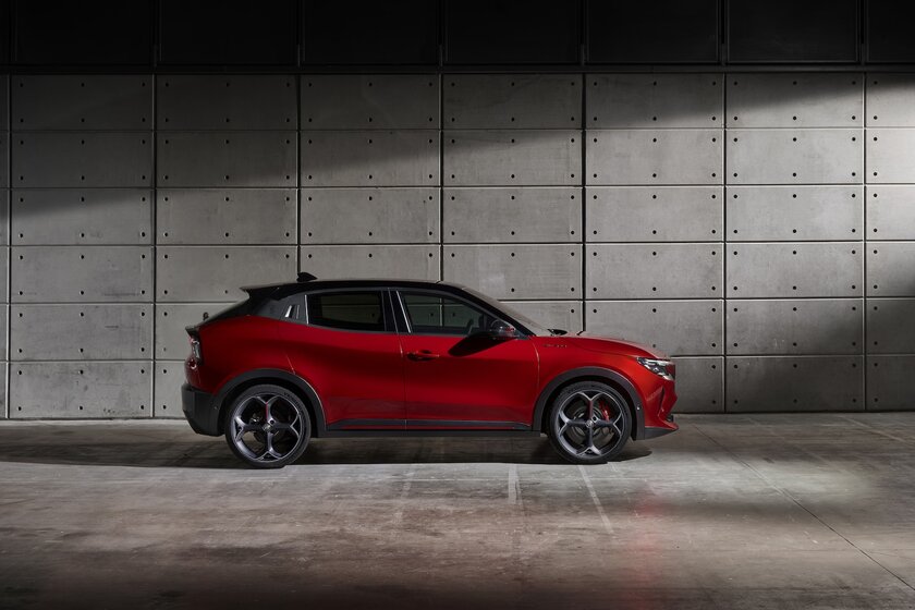 Alfa Romeo представила свой первый электрокар: компактный кроссовер с дерзким кузовом