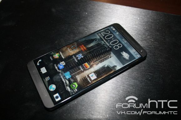 HTC M8 появился на просочившихся в сеть фотографиях