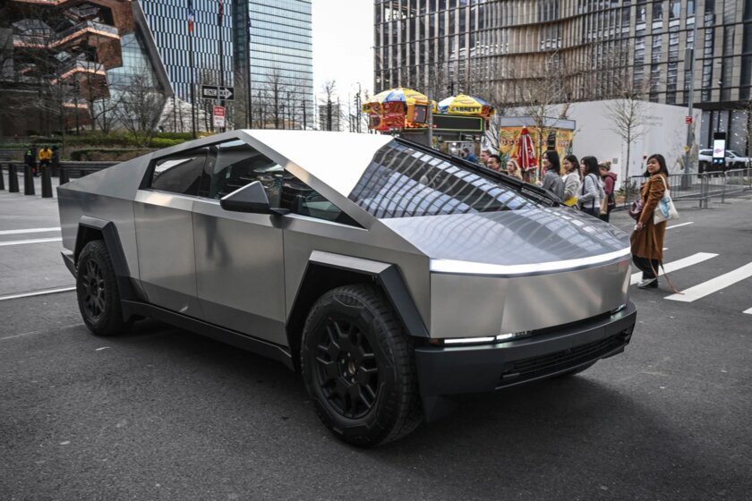Владельцы Tesla Cybertruck жалуются на залипание педали газа
