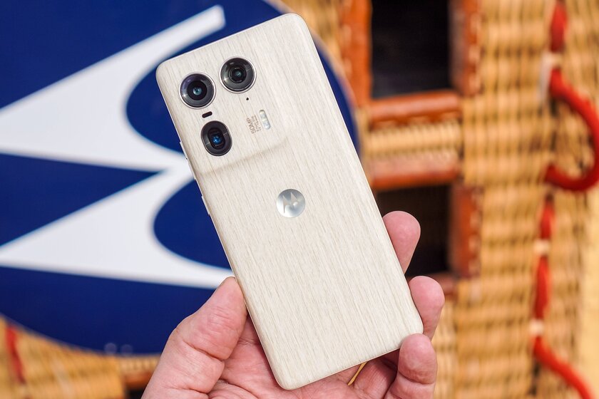 Motorola представила Edge 50 Ultra с панелью из натурального дерева