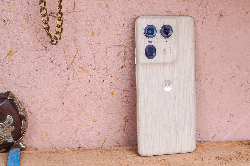 Motorola представила Edge 50 Ultra с панелью из натурального дерева