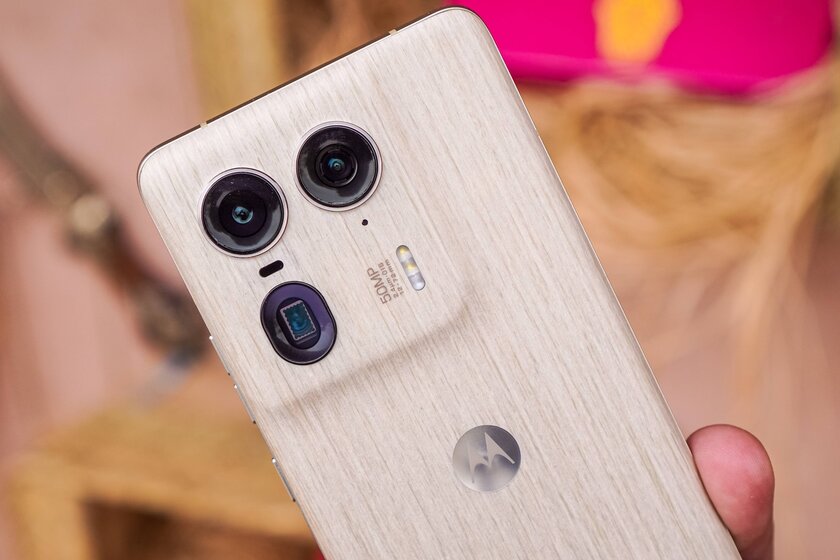 Motorola представила Edge 50 Ultra с панелью из натурального дерева