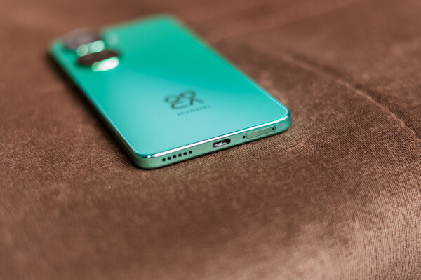Яркий снаружи и заряженный внутри: обзор Huawei nova 12se — Внешний вид. 4