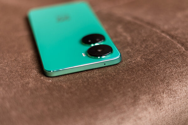 Яркий снаружи и заряженный внутри: обзор Huawei nova 12se — Внешний вид. 5