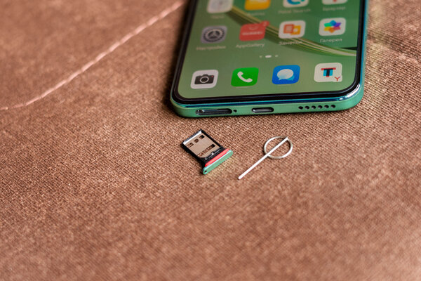 Яркий снаружи и заряженный внутри: обзор Huawei nova 12se — Внешний вид. 6